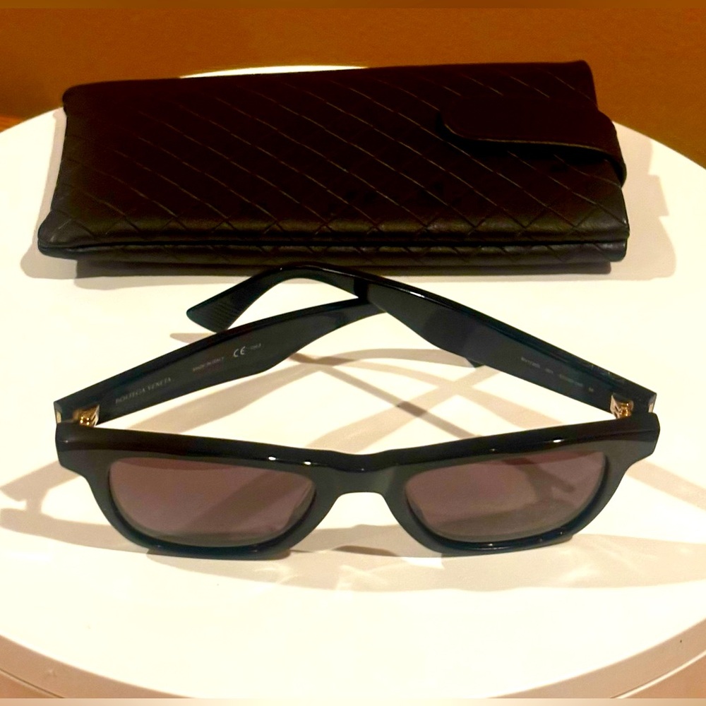BOTTEGA VENETA SUNGLASSES WITH PADDED SUNGLASS CASE. NWOT